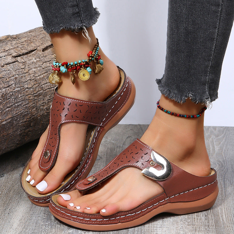 2025 Summer New Women's Metal Decor Feature Pattern Wedge Flip-Flops